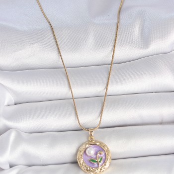 316L Çelik Gold Renk Zincir Mor Çiçek İşlemeli İnci Detay Potre Model Kadın Kolye 316L Çelik Gold Renk Zincir Mor Çiçek İşlemeli İnci Detay Potre Model Kadın Kolye