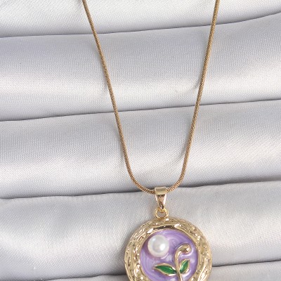 316L Çelik Gold Renk Zincir Mor Çiçek İşlemeli İnci Detay Potre Model Kadın Kolye 316L Çelik Gold Renk Zincir Mor Çiçek İşlemeli İnci Detay Potre Model Kadın Kolye