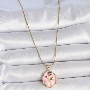 316L Çelik Gold Renk Zincir Pembe Çiçek İşlemeli inci Detay Portre Model Kadın Kolye 316L Çelik Gold Renk Zincir Pembe Çiçek İşlemeli inci Detay Portre Model Kadın Kolye