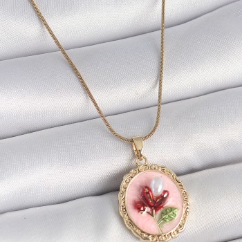 316L Çelik Gold Renk Zincir Pembe Mineli İncili Çiçek İşlemeli Portre Model Kadın Kolye