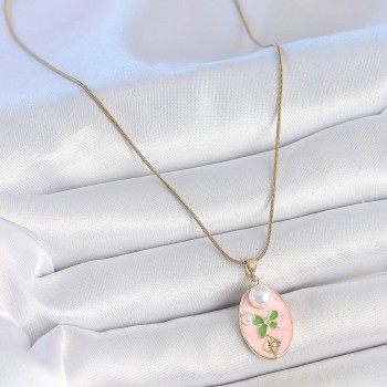 316L Çelik Gold Renk Zincir Pembe Mineli Oval İncili Çiçek İşlemeli Portre Model Kadın Kolye 316L Çelik Gold Renk Zincir Pembe Mineli Oval İncili Çiçek İşlemeli Portre Model Kadın Kolye