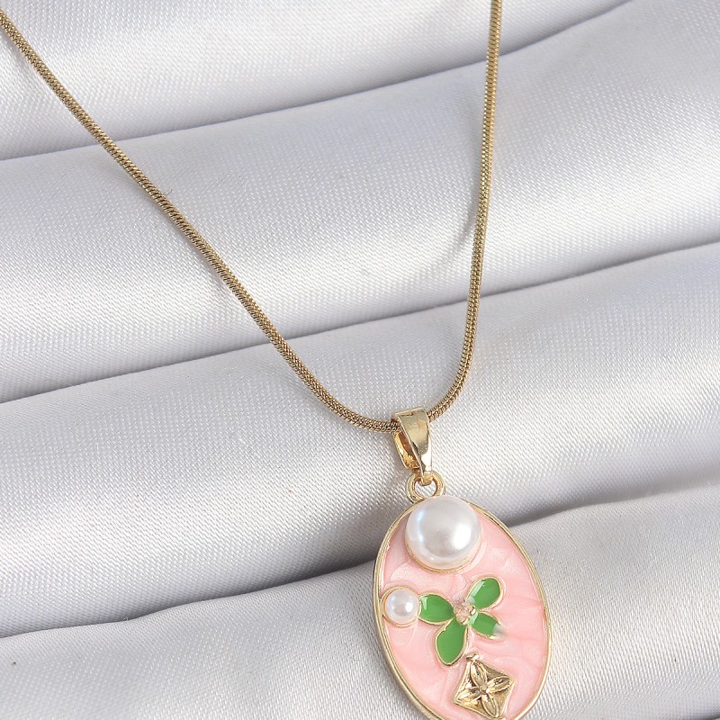 316L Çelik Gold Renk Zincir Pembe Mineli Oval İncili Çiçek İşlemeli Portre Model Kadın Kolye 316L Çelik Gold Renk Zincir Pembe Mineli Oval İncili Çiçek İşlemeli Portre Model Kadın Kolye