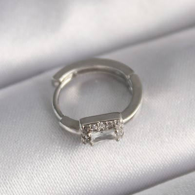 316L Çelik Gümüş Renk Kare Zirkon Taşlı Tragus Piercing 316L Çelik Gümüş Renk Kare Zirkon Taşlı Tragus Piercing