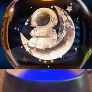 Ay Üstünde Astronot Tasarımlı Plastik Altlıklı Işıklı Cam Küre Ay Üstünde Astronot Tasarımlı Plastik Altlıklı Işıklı Cam Küre