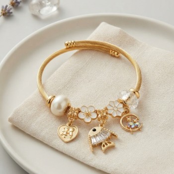 Balık Charmlı Beyaz Renk Gold Bileklik Balık Charmlı Beyaz Renk Gold Bileklik