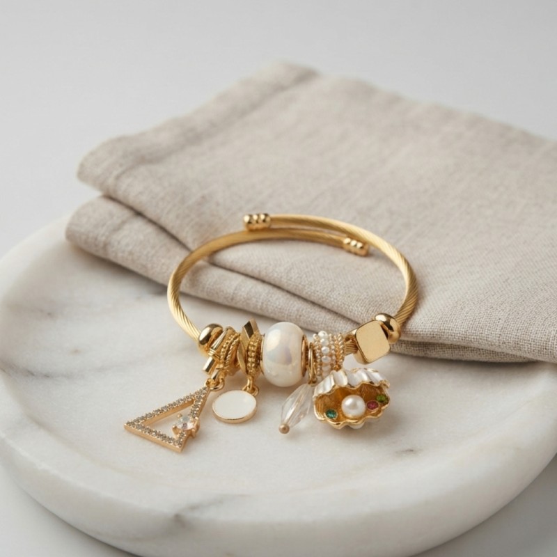 Beyaz Deniz Kabuğu Model Gold Renk Charmlı Bileklik