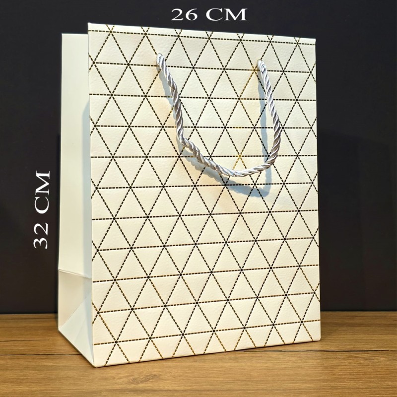 Beyaz Geometrik Desenli Büyük Boy Karton Hediye Çantası Beyaz Geometrik Desenli Büyük Boy Karton Hediye Çantası
