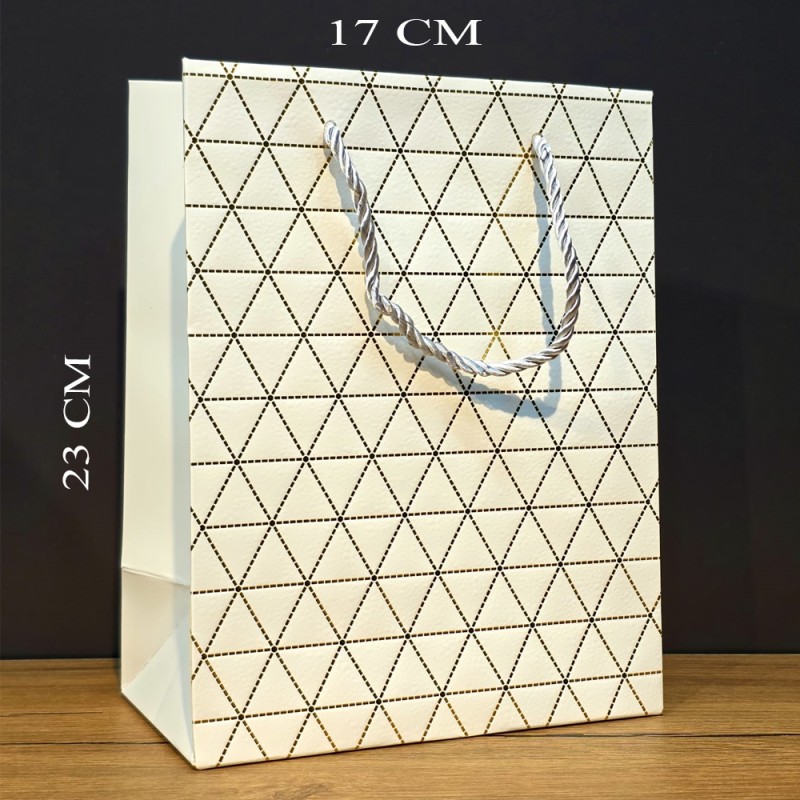 Beyaz Geometrik Desenli Orta Boy Karton Hediye Çantası Beyaz Geometrik Desenli Orta Boy Karton Hediye Çantası