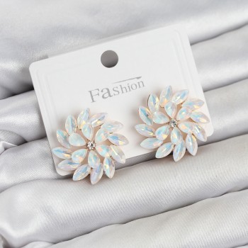 Beyaz Renk Kristal Taşlı Çiçek Model Kadın Küpe