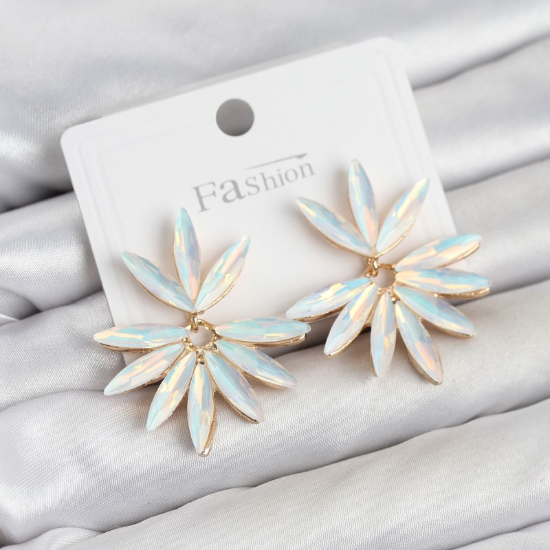 Beyaz Renk Kristal Taşlı Lotus Model Kadın Küpe Beyaz Renk Kristal Taşlı Lotus Model Kadın Küpe