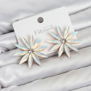 Beyaz Renk Kristal Taşlı Lotus Model Kadın Küpe Beyaz Renk Kristal Taşlı Lotus Model Kadın Küpe