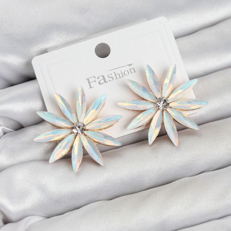 Beyaz Renk Kristal Taşlı Lotus Model Kadın Küpe Beyaz Renk Kristal Taşlı Lotus Model Kadın Küpe