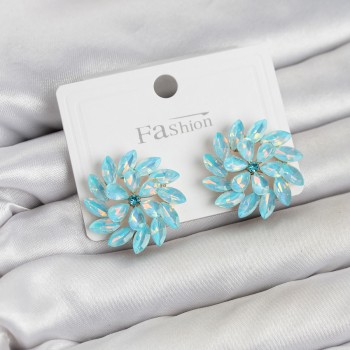 Buz Mavisi Renk Kristal Taşlı Çiçek Model Kadın Küpe Buz Mavisi Renk Kristal Taşlı Çiçek Model Kadın Küpe