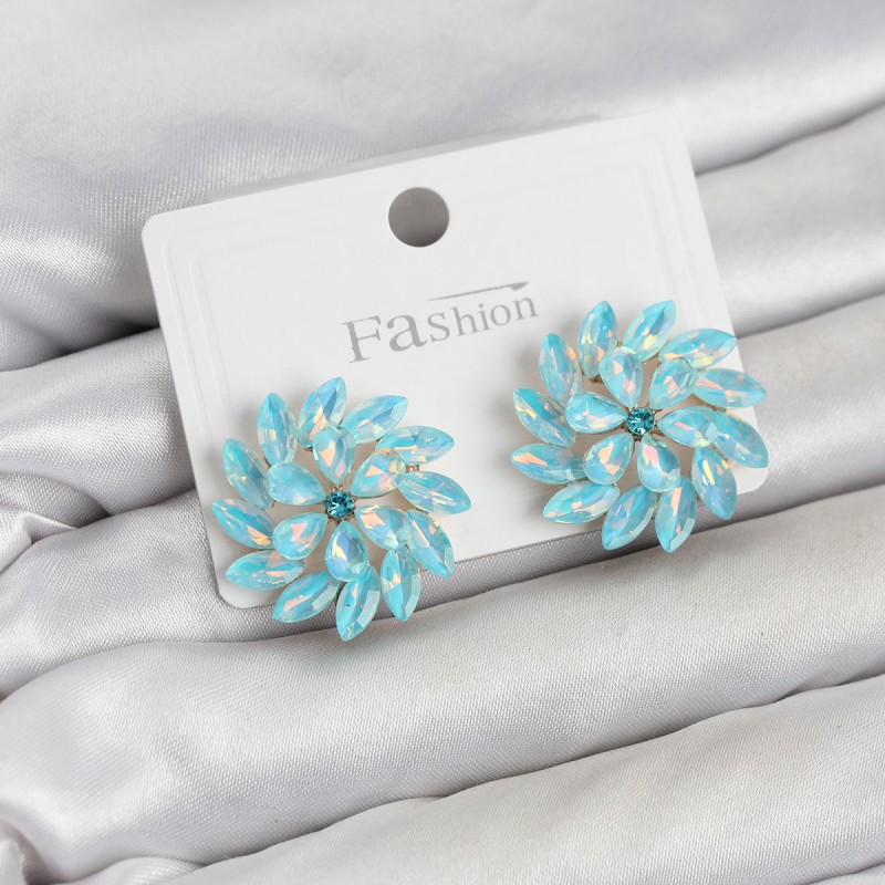 Buz Mavisi Renk Kristal Taşlı Çiçek Model Kadın Küpe Buz Mavisi Renk Kristal Taşlı Çiçek Model Kadın Küpe