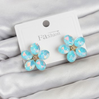 Buz Mavisi Renk Kristal Taşlı Çiçek Model Kadın Küpe Buz Mavisi Renk Kristal Taşlı Çiçek Model Kadın Küpe