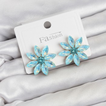 Buz Mavisi Renk Kristal Taşlı Lotus Çiçek Model Kadın Küpe Buz Mavisi Renk Kristal Taşlı Lotus Çiçek Model Kadın Küpe