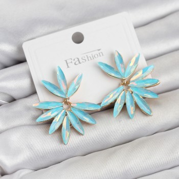 Buz Mavisi Renk Kristal Taşlı Lotus Model Kadın Küpe Buz Mavisi Renk Kristal Taşlı Lotus Model Kadın Küpe