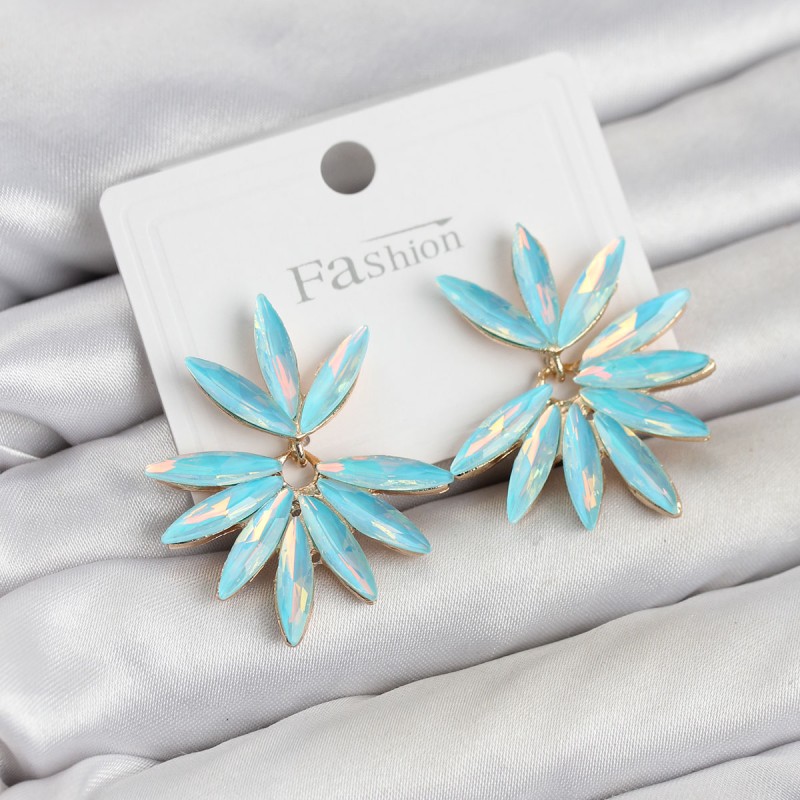 Buz Mavisi Renk Kristal Taşlı Lotus Model Kadın Küpe Buz Mavisi Renk Kristal Taşlı Lotus Model Kadın Küpe