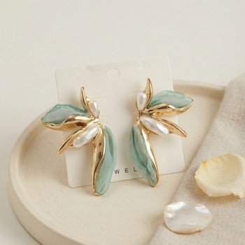 Buz Mavisi Renk Lotus Yaprak Model Kadın Küpe Buz Mavisi Renk Lotus Yaprak Model Kadın Küpe