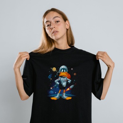 Duck Dodgers Uzay Baskılı Unisex Siyah Oversize Tişört - 24/1 Penye Duck Dodgers Uzay Baskılı Unisex Siyah Oversize Tişört - 24/1 Penye