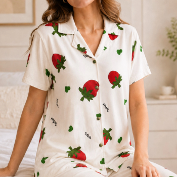 Ekru Çilek Desenli Kısa Kollu Gömlek Yaka Milan Kumaş Kadın Pijama Takımı