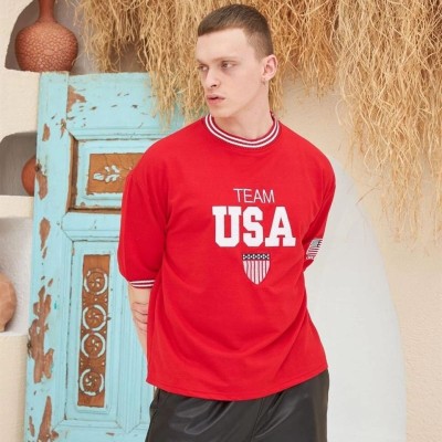 Erkek Bisiklet Yaka Tişört Nakış İşlemeli Kısa Kol Oversize T-Shirt - Kırmızı Erkek Bisiklet Yaka Tişört Nakış İşlemeli Kısa Kol Oversize T-Shirt - Kırmızı