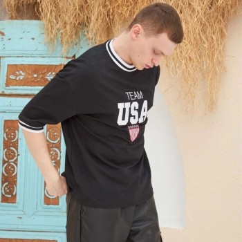 Erkek Bisiklet Yaka Tişört Nakış İşlemeli Kısa Kol Oversize T-ShirtSiyah Erkek Bisiklet Yaka Tişört Nakış İşlemeli Kısa Kol Oversize T-ShirtSiyah