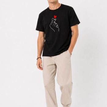 Erkek Kore Parmak Kalp Aşk Temalı Minimal Baskılı Tişört Yazlık Kısa Kol T-Shirt - Siyah Erkek Kore Parmak Kalp Aşk Temalı Minimal Baskılı Tişört Yazlık Kısa Kol T-Shirt - Siyah