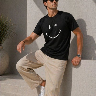 Erkek Minimal Gülümseyen Yüz Baskılı Tişört Kısa Kol Yazlık T-Shirt - Siyah Erkek Minimal Gülümseyen Yüz Baskılı Tişört Kısa Kol Yazlık T-Shirt - Siyah