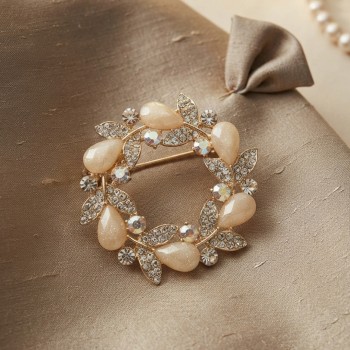 Gold Krem Detaylı Zirkon Taşlı Broş Gold Krem Detaylı Zirkon Taşlı Broş
