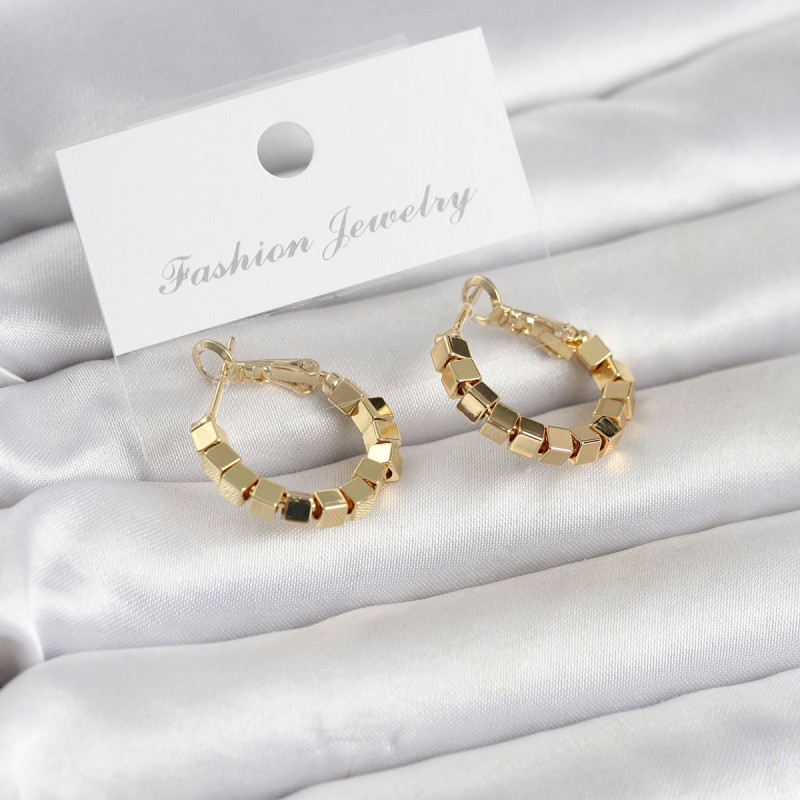 Gold Renk Kare Halka Model Kadın Küpe Gold Renk Kare Halka Model Kadın Küpe