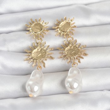 Gold Renk Pirinç Güneş Model Detaylı Kadın Küpe Gold Renk Pirinç Güneş Model Detaylı Kadın Küpe