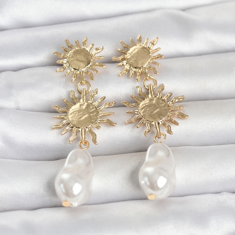 Gold Renk Pirinç Güneş Model Detaylı Kadın Küpe Gold Renk Pirinç Güneş Model Detaylı Kadın Küpe