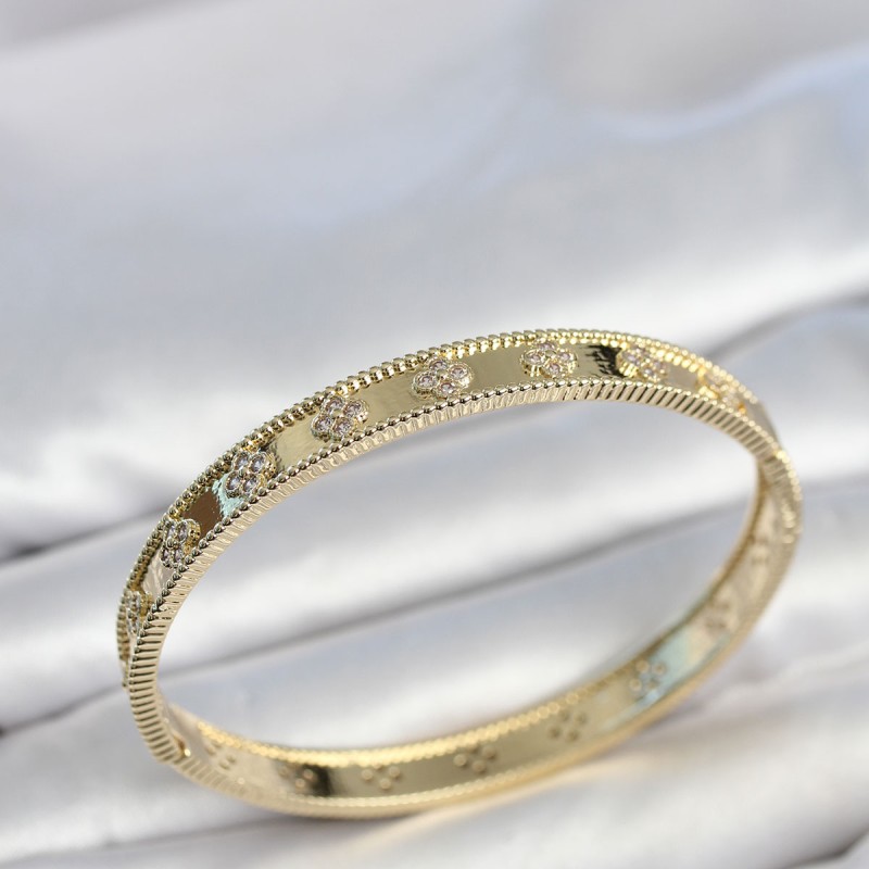 Gold Renk Pirinç Yonca Model Zirkon Taşlı Kadın Kelepçe Bileklik