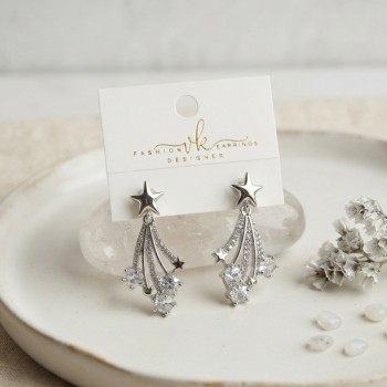 Gümüş Renk Zirkon Taşlı Halley Model Pirinç Kadın Küpe Gümüş Renk Zirkon Taşlı Halley Model Pirinç Kadın Küpe