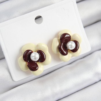 İnci Detaylı Krem Kahverengi Renk Papatya Model Kadın Küpe İnci Detaylı Krem Kahverengi Renk Papatya Model Kadın Küpe