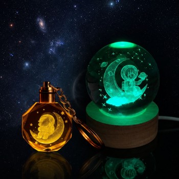 Işıklı Renk Değiştiren Cam Küre - Işıklı Anahtarlık Hediye Seti - Ay Üzerinde Oturan Astronot Tasarımlı Işıklı Renk Değiştiren Cam Küre - Işıklı Anahtarlık Hediye Seti - Ay Üzerinde Oturan Astronot Tasarımlı