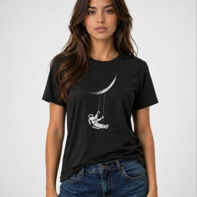 Kadın Astronot Ay Temalı Tişört Kısa Kol Yazlık Bisiklet Yaka T-Shirt - Siyah Kadın Astronot Ay Temalı Tişört Kısa Kol Yazlık Bisiklet Yaka T-Shirt - Siyah