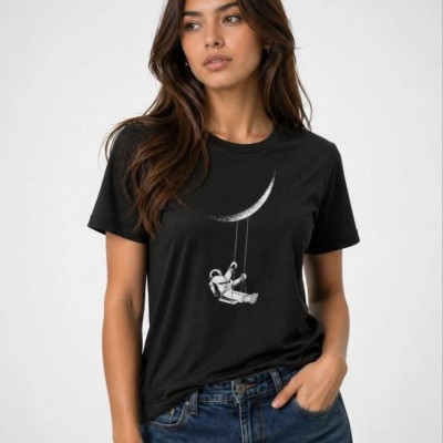 Kadın Astronot Ay Temalı Tişört Kısa Kol Yazlık Bisiklet Yaka T-Shirt - Siyah Kadın Astronot Ay Temalı Tişört Kısa Kol Yazlık Bisiklet Yaka T-Shirt - Siyah