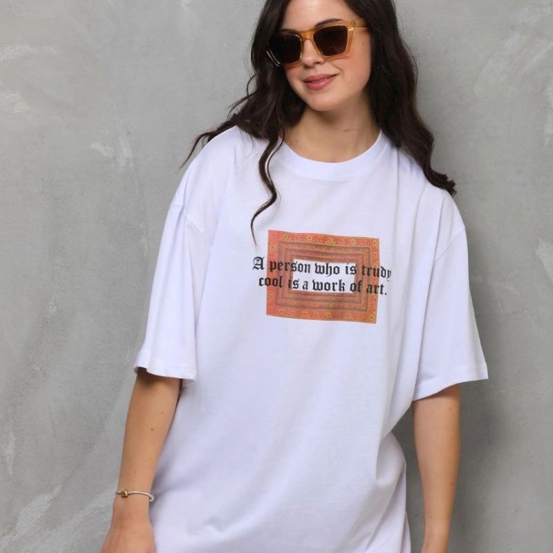 Kadın Baskılı T-Shirt Kısa Kol Bisiklet Yaka Oversize Rahat Kalıp Tişört - Beyaz Kadın Baskılı T-Shirt Kısa Kol Bisiklet Yaka Oversize Rahat Kalıp Tişört - Beyaz