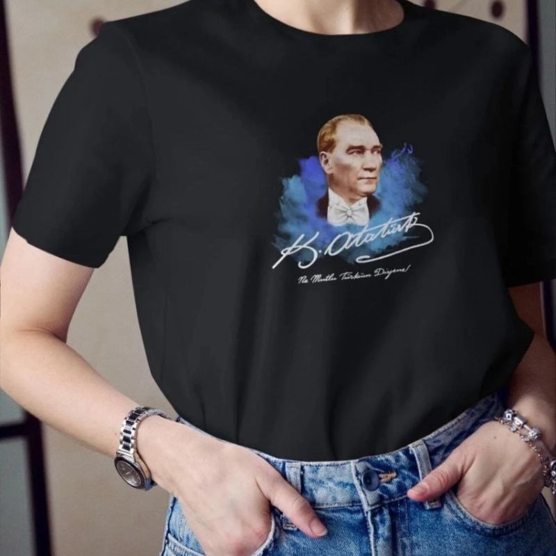 Kadın Kısa Kol Yazlık Tişört Bisiklet Yaka ATATÜRK Baskılı T-Shirt - Siyah Kadın Kısa Kol Yazlık Tişört Bisiklet Yaka ATATÜRK Baskılı T-Shirt - Siyah