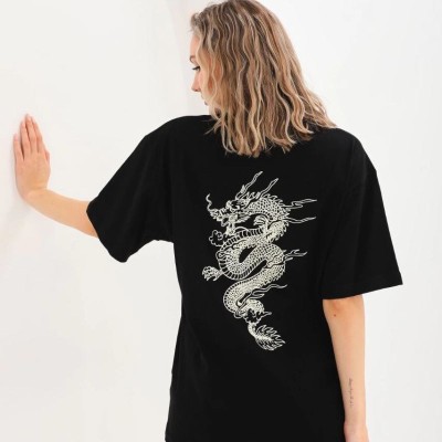 Kadın Kısa Kol Yazlık Tişört Bisiklet Yaka Ejderha Baskılı T-Shirt - Siyah Kadın Kısa Kol Yazlık Tişört Bisiklet Yaka Ejderha Baskılı T-Shirt - Siyah