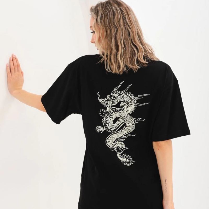 Kadın Kısa Kol Yazlık Tişört Bisiklet Yaka Ejderha Baskılı T-Shirt - Siyah Kadın Kısa Kol Yazlık Tişört Bisiklet Yaka Ejderha Baskılı T-Shirt - Siyah