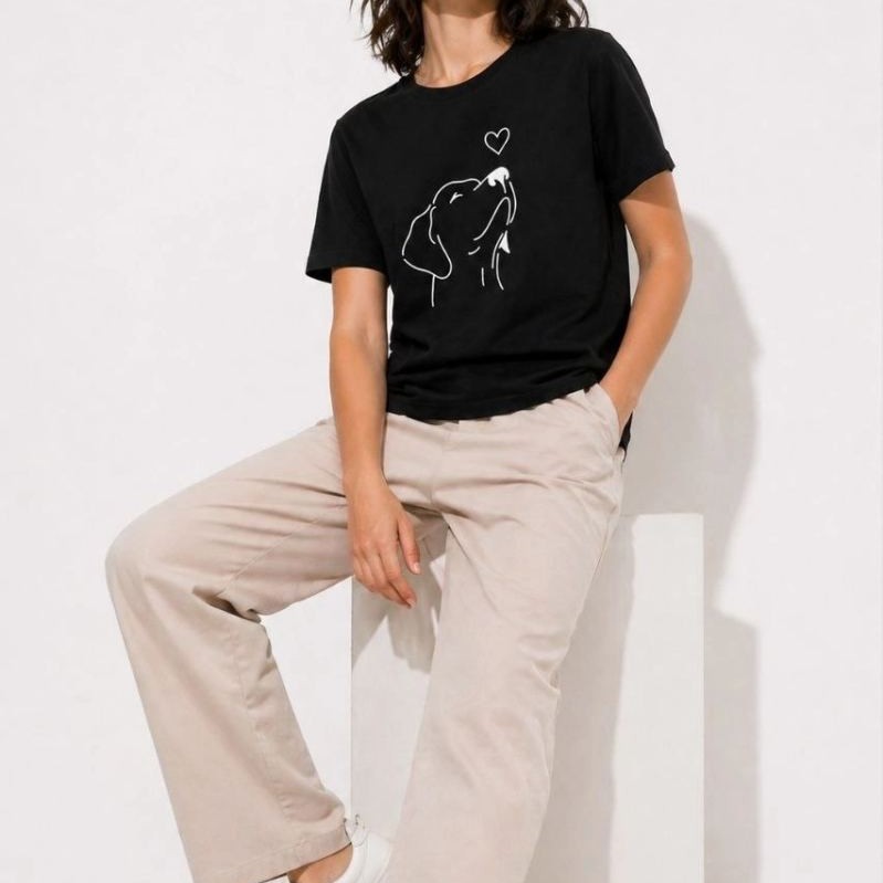 Kadın Köpek Figürlü Minimal Baskılı Tişört Kısa Kol Yazlık T-Shirt - Siyah Kadın Köpek Figürlü Minimal Baskılı Tişört Kısa Kol Yazlık T-Shirt - Siyah