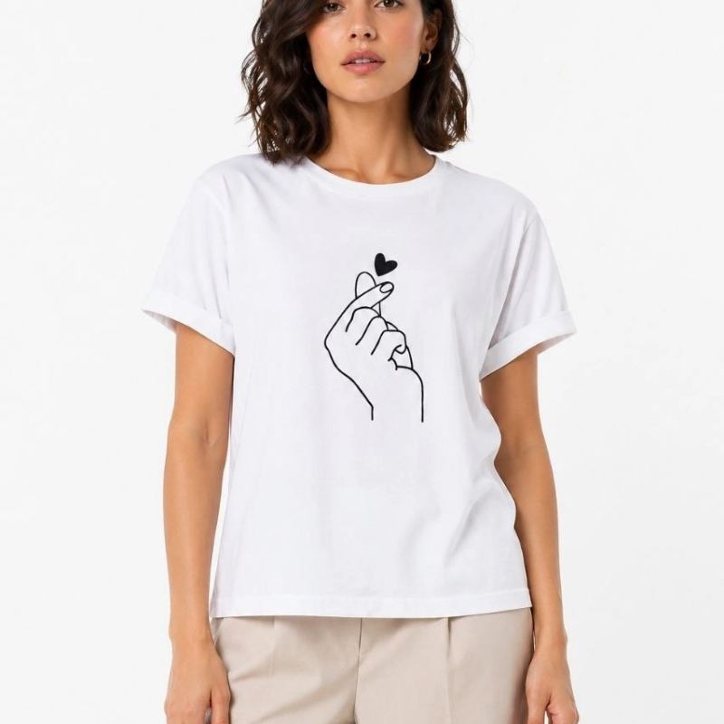 Kadın Kore Parmak Kalp Aşk Temalı Minimal Baskılı Tişört Yazlık Kısa Kol T-Shirt - Beyaz Kadın Kore Parmak Kalp Aşk Temalı Minimal Baskılı Tişört Yazlık Kısa Kol T-Shirt - Beyaz