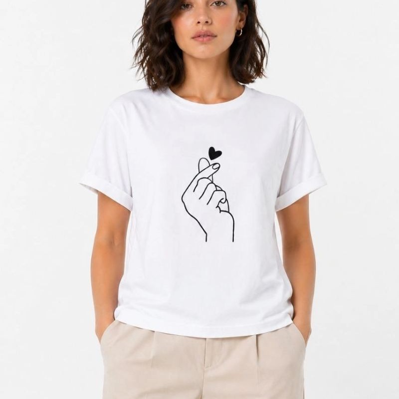 Kadın Kore Parmak Kalp Aşk Temalı Minimal Baskılı Tişört Yazlık Kısa Kol T-Shirt - Beyaz Kadın Kore Parmak Kalp Aşk Temalı Minimal Baskılı Tişört Yazlık Kısa Kol T-Shirt - Beyaz