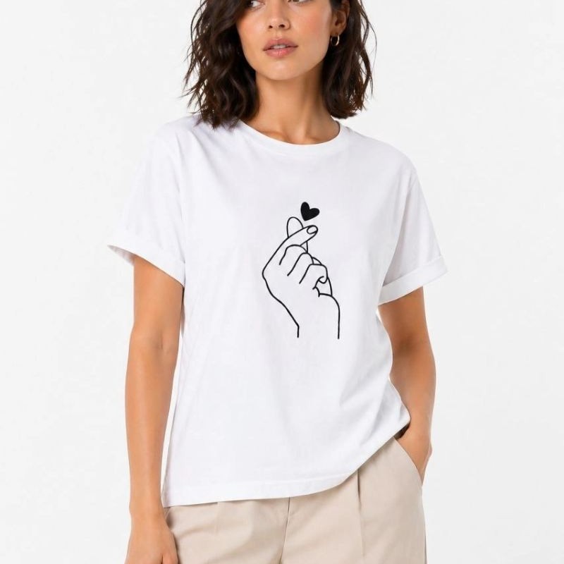 Kadın Kore Parmak Kalp Aşk Temalı Minimal Baskılı Tişört Yazlık Kısa Kol T-Shirt - Beyaz Kadın Kore Parmak Kalp Aşk Temalı Minimal Baskılı Tişört Yazlık Kısa Kol T-Shirt - Beyaz