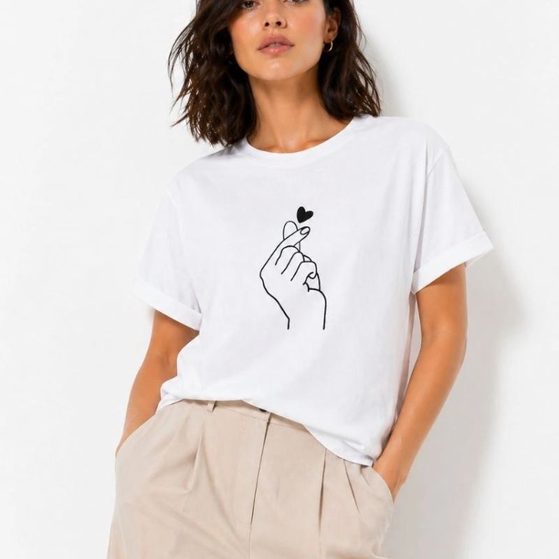 Kadın Kore Parmak Kalp Aşk Temalı Minimal Baskılı Tişört Yazlık Kısa Kol T-Shirt - Beyaz Kadın Kore Parmak Kalp Aşk Temalı Minimal Baskılı Tişört Yazlık Kısa Kol T-Shirt - Beyaz