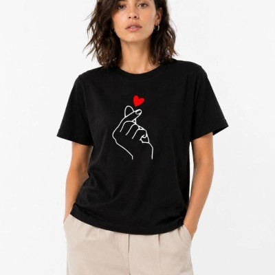 Kadın Kore Parmak Kalp Aşk Temalı Minimal Baskılı Tişört Yazlık Kısa Kol T-Shirt - Siyah Kadın Kore Parmak Kalp Aşk Temalı Minimal Baskılı Tişört Yazlık Kısa Kol T-Shirt - Siyah