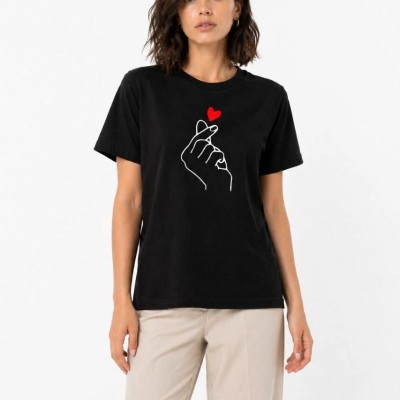 Kadın Kore Parmak Kalp Aşk Temalı Minimal Baskılı Tişört Yazlık Kısa Kol T-Shirt - Siyah Kadın Kore Parmak Kalp Aşk Temalı Minimal Baskılı Tişört Yazlık Kısa Kol T-Shirt - Siyah